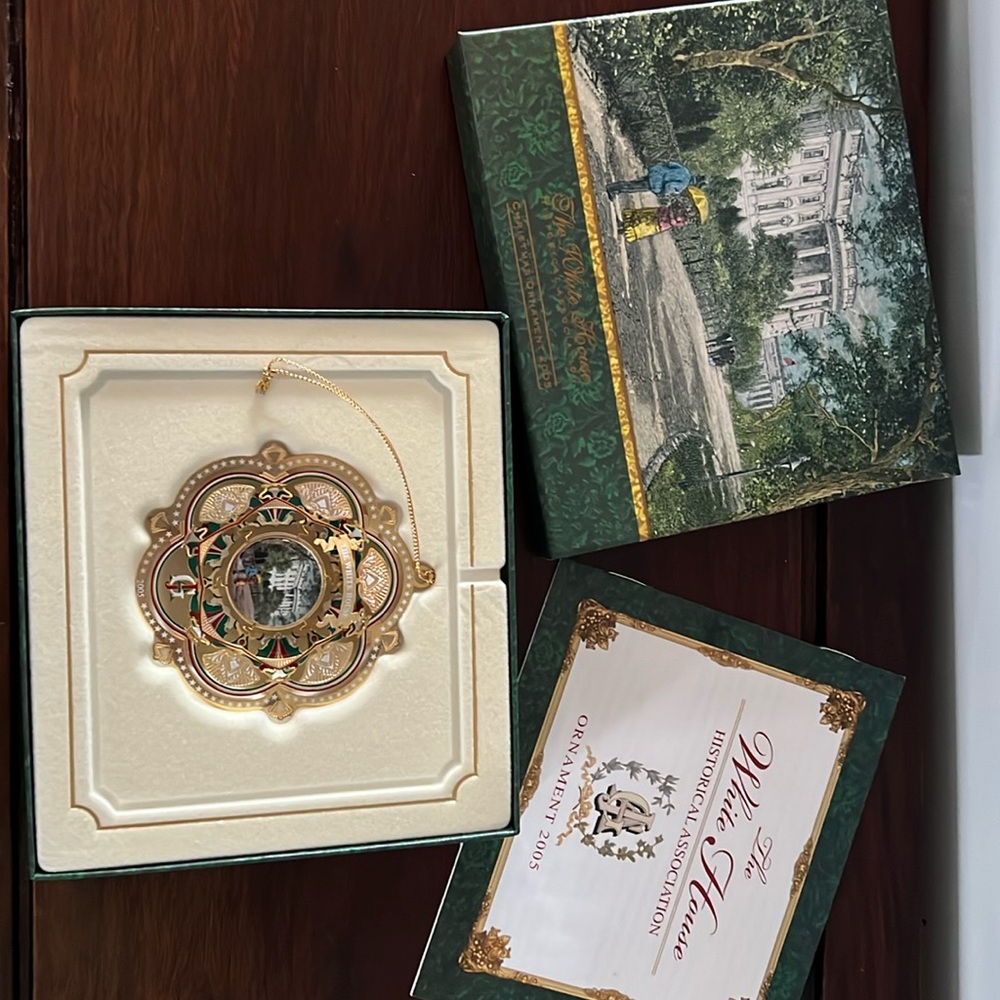 2005 White House Christmas ornament. Complete with box & insert. Like new.